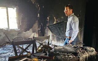 איציק שמולי מבקר בבית שרוף אחרי מתקפת חמאס ביישובי העוטף (צילום: UJA)