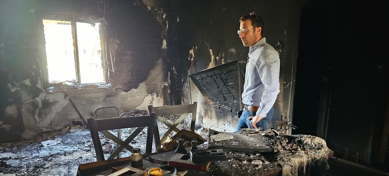 איציק שמולי מבקר בבית שרוף אחרי מתקפת חמאס ביישובי העוטף (צילום: UJA)