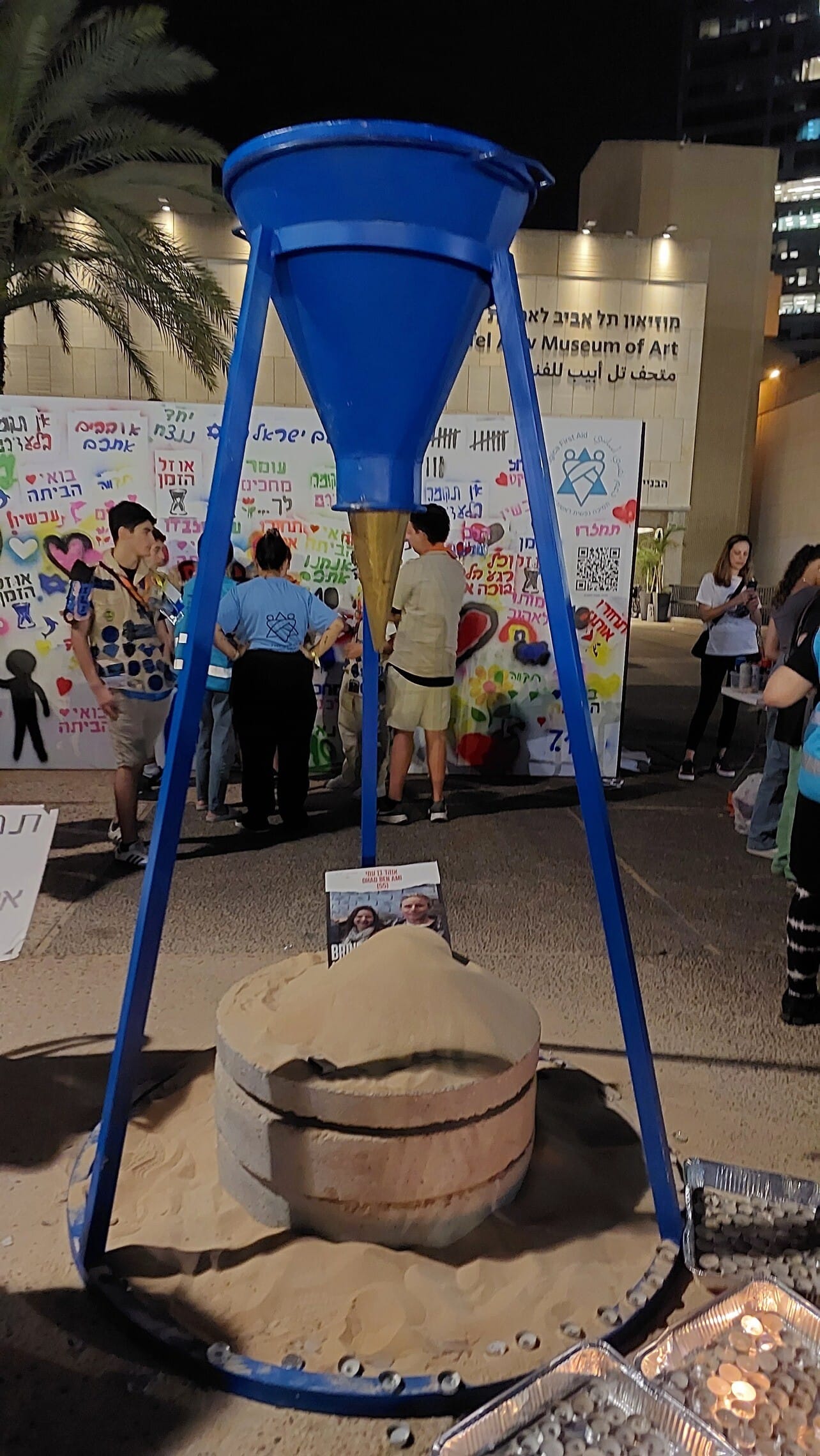 שעון חול ב&quot;כיכר החטופים והנעדרים&quot;. רחבת מוזיאון תל אביב. נובמבר 2023 (צילום: עומר שרביט)