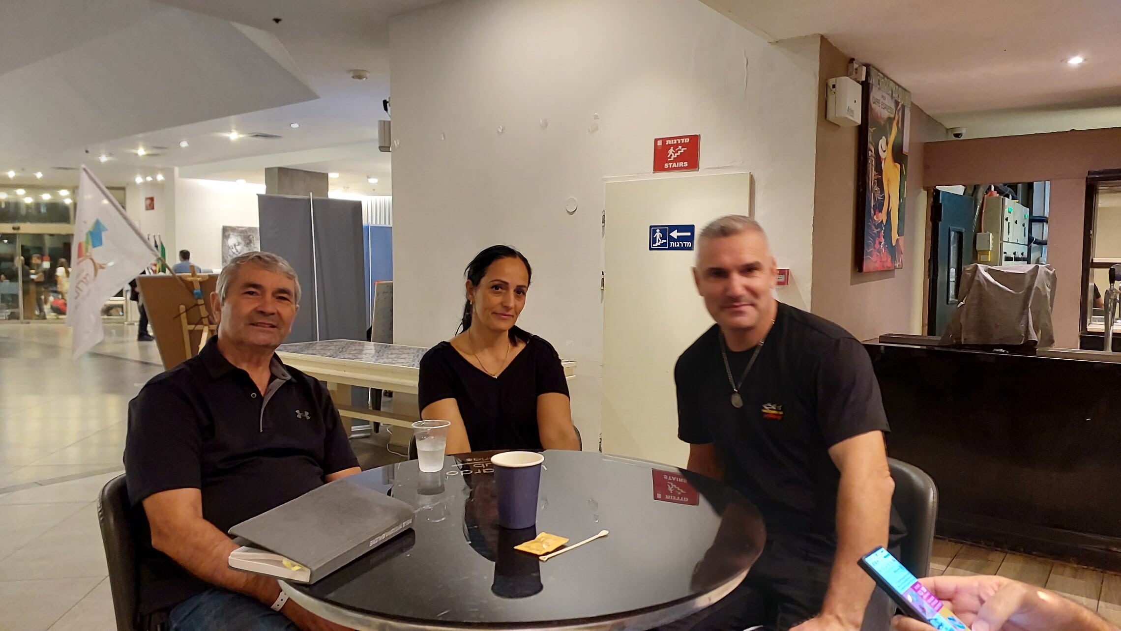 מימין: אייל פרץ, סופי ביטון ושלמה וקנין. מלון ליאונרדו בטבריה, 12 בנובמבר 2023 (צילום: עומר שרביט)