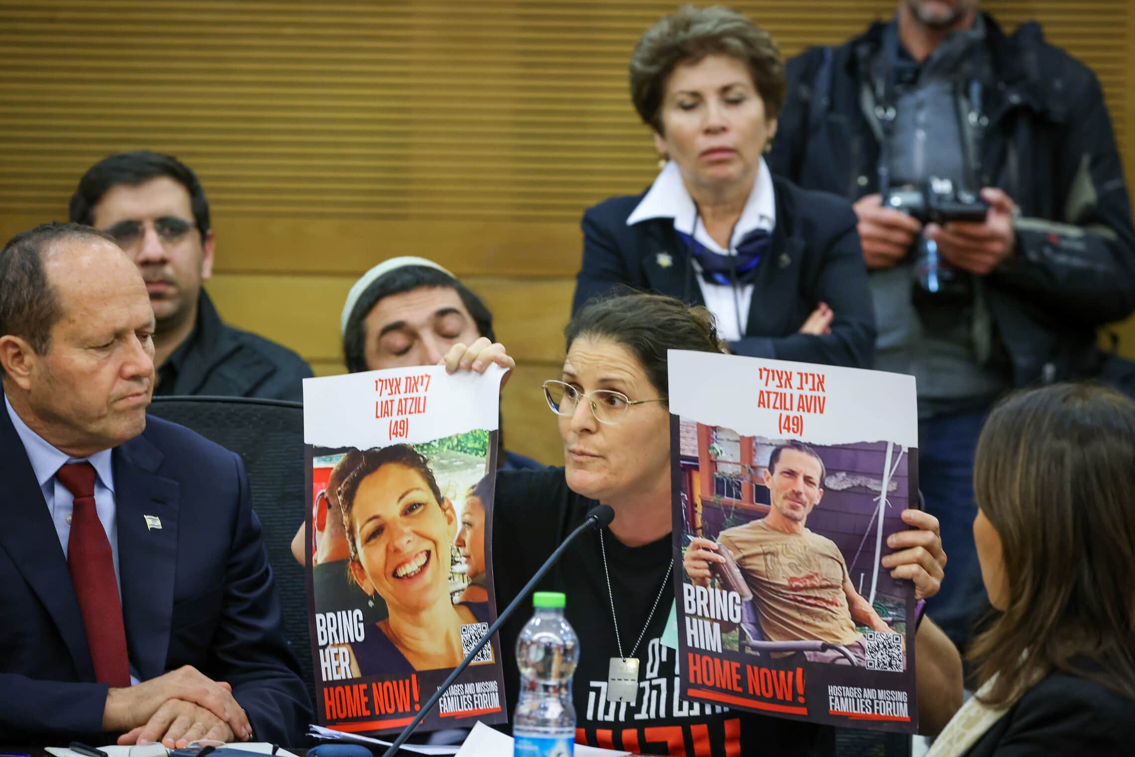 נציגי משפחות חטופים לצד השר ניר ברקת בכנס במשכן הכנסת. 21 בנובמבר 2023 (צילום: נועם מושקוביץ, דוברות הכנסת)