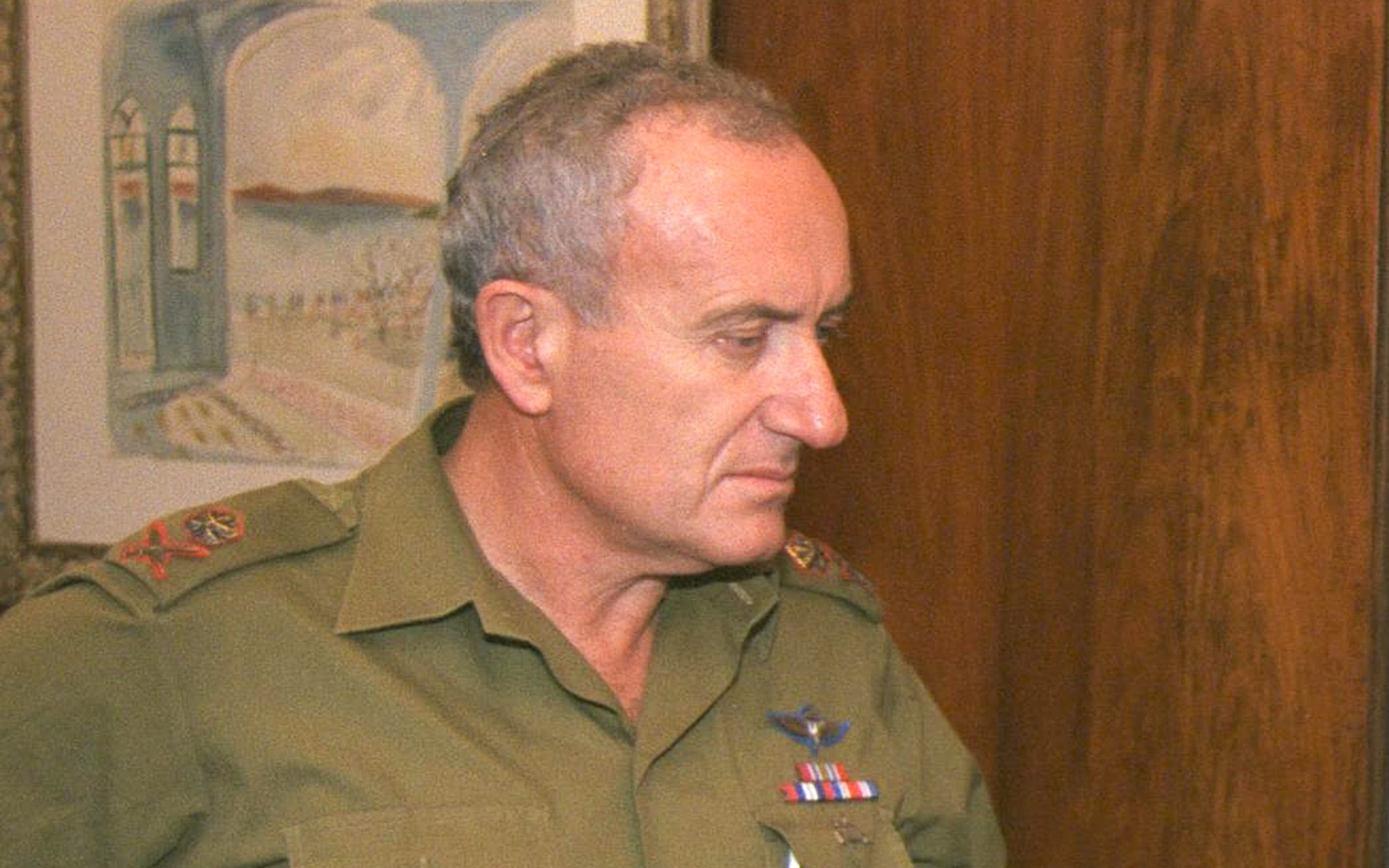 האלוף זאב ליבנה ב-1996, אז המזכיר הצבאי של ראש הממשלה (צילום: יעקב סער/לע&quot;מ)