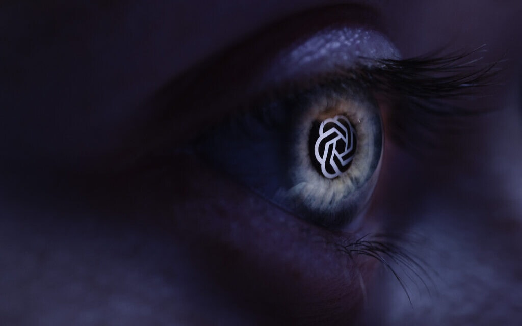 אילוסטרציה: הלוגו של חברת OpenAI בעין אנושית (צילום: JOEL SAGET / AFP)