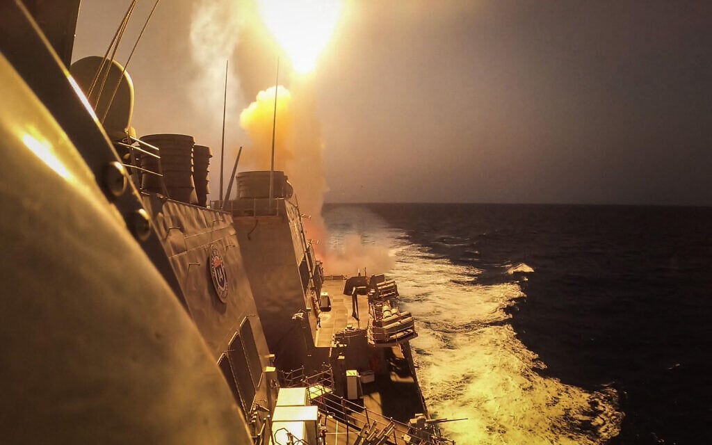 המשחתת קרני של חיל הים האמריקאי מיירטת טילים של המורדים הח&#039;ותים בתימן בים האדום, 19 באוקטובר 2023 (צילום: Aaron Lau / US NAVY / AFP)