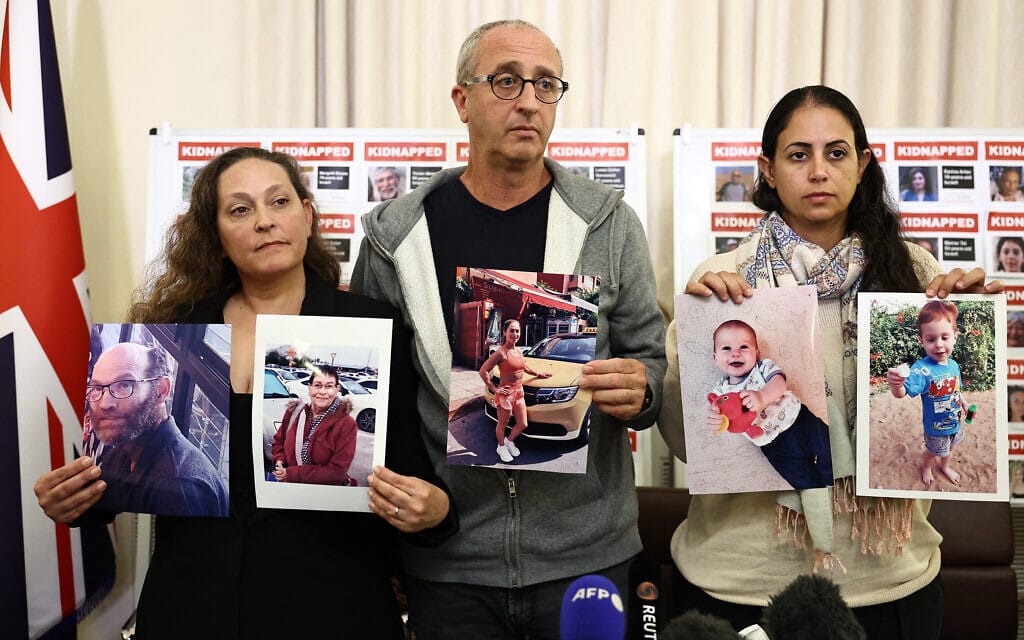 קרוביהם של משפחת ביבס שנחטפה לעזה במסיבת עיתונאים בשגרירות ישראל בלונדון, 24 באוקטובר 2023 (צילום: HENRY NICHOLLS / AFP)