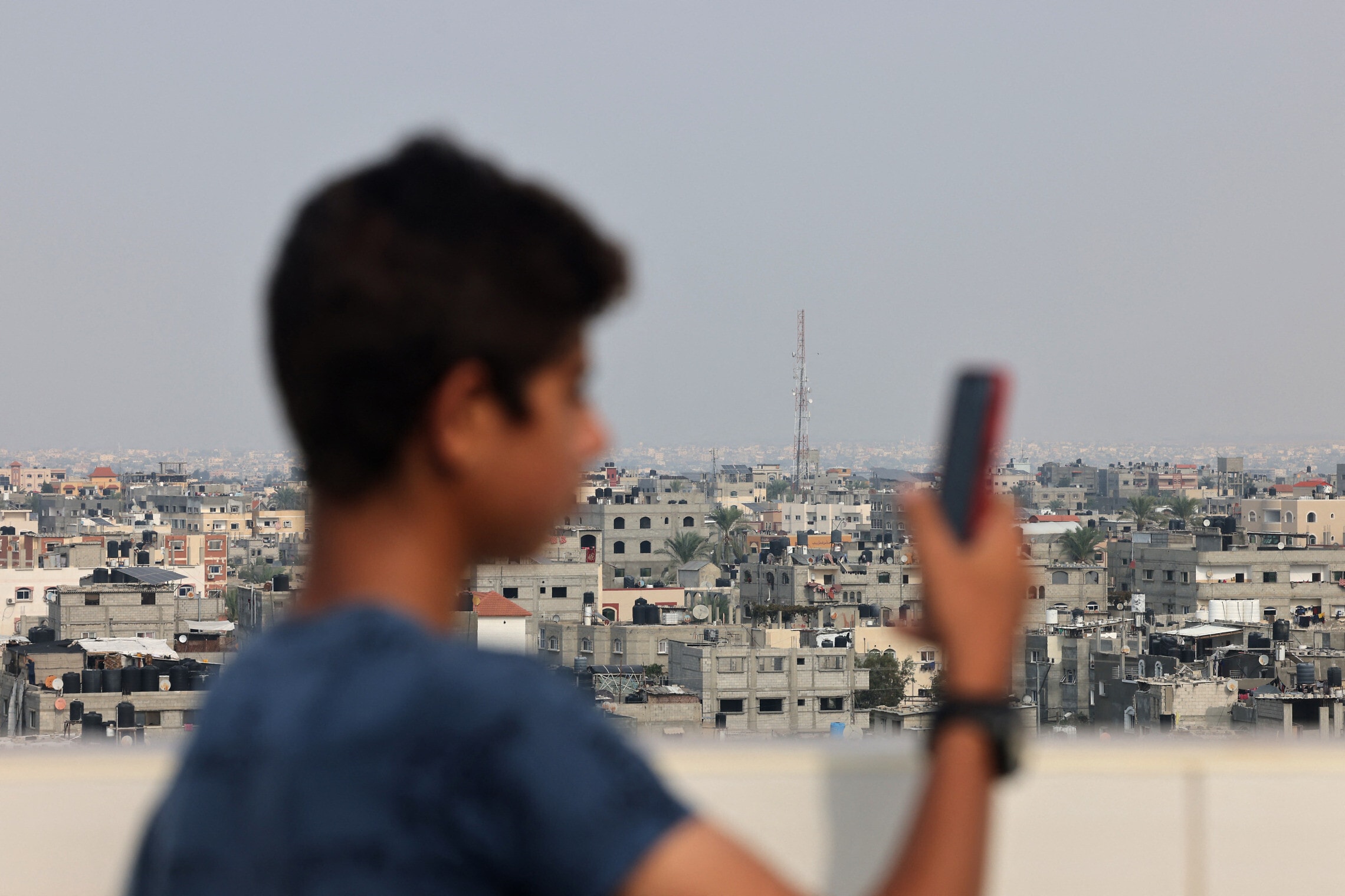 נער פלסטיני בעזה, 28 באוקטובר 2023 (צילום: MOHAMMED ABED / AFP)