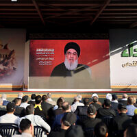 תומכי חזבאללה מאזינים לנאום חסן נסראללה בביירות, לבנון, 3 בנובמבר 2023