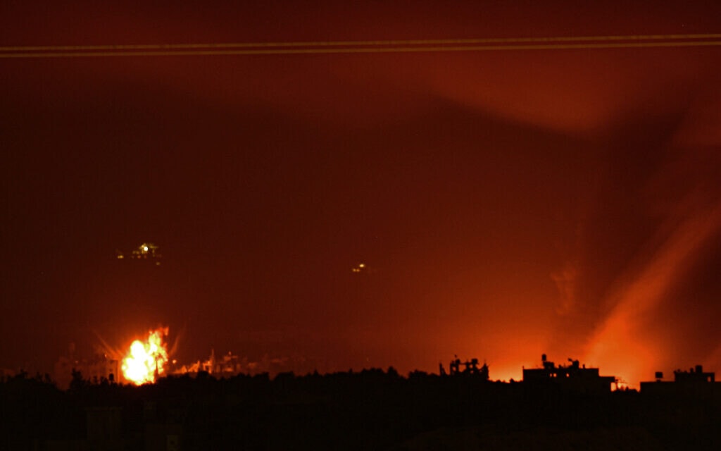 אש ועשן לאחר תקיפה ישראלית ברצועת עזה כפע שנראו משדרות ב-4 בנובמבר 2023 (צילום: YURI CORTEZ / AFP)