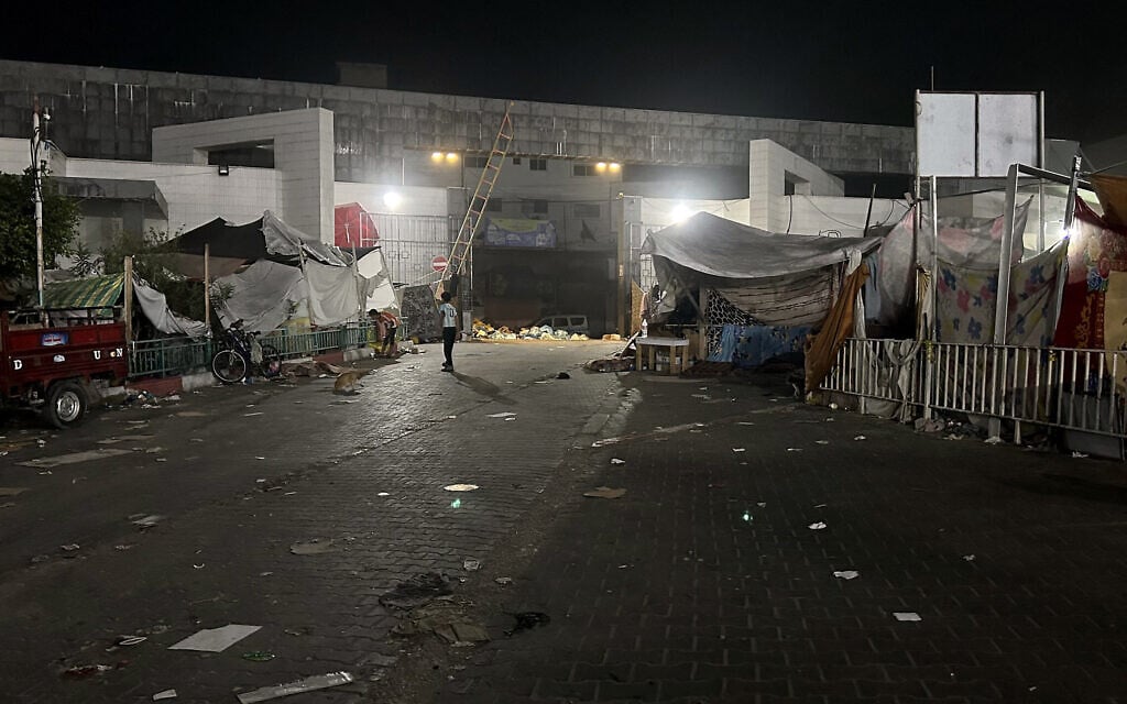 בית החולים שיפא אחרי תקיפת צה"ל, 10 בנובמבר 2023 (צילום: Ismail Zanoun / AFP)