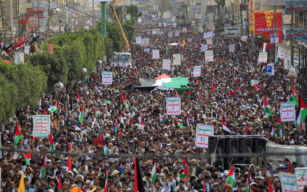 הפגנה פרו־פלסטינית ונגד ישראל בתימן, 10 בנובמבר 2023 (צילום: MOHAMMED HUWAIS / AFP)