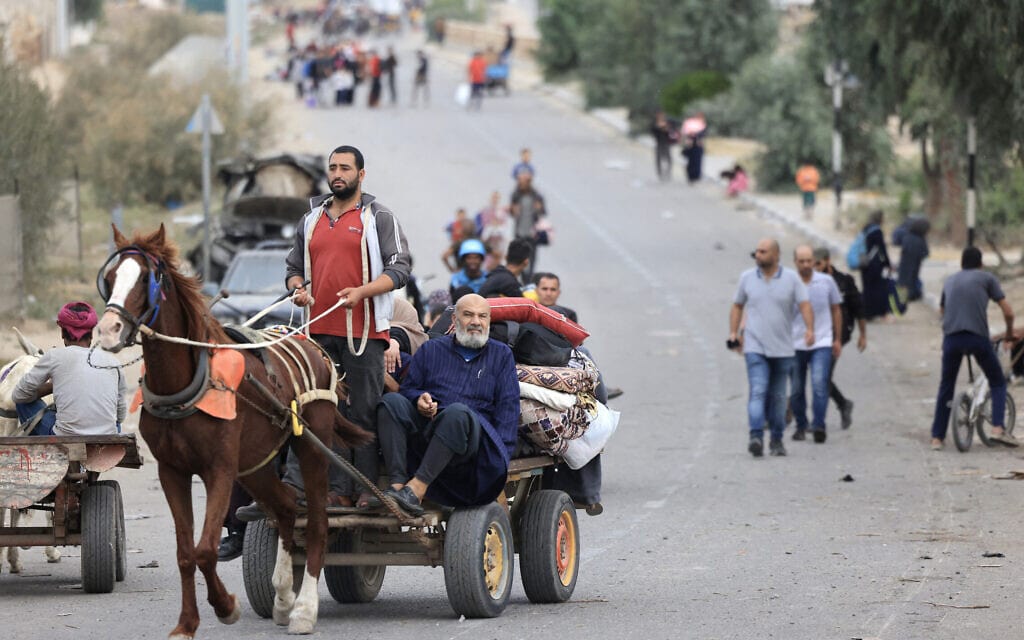 פלסטינים בעיר עזה נעים לדרום הרצועה, 12 בנובמבר 2023 (צילום: MAHMUD HAMS / AFP)