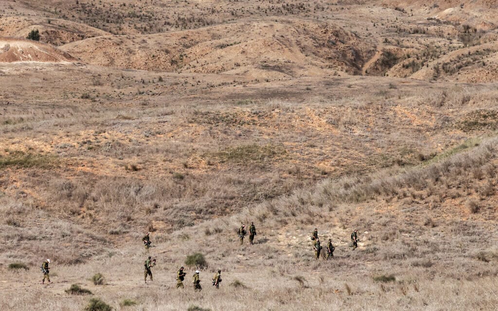 חיילי צה"ל מחפשים בקרבת הגבול עם רצועת עזה אחר שרידים של קורבנות המתקפה שאירעה ב-7 באוקטובר 2023, 12 בנובמבר 2023 (צילום: Menahem KAHANA / AFP)