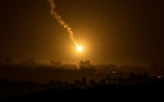 פצצת תאורה מעל עזה כפי שצולמה מאזור שדרות. 12 בנובמבר 2023 (צילום: FADEL SENNA / AFP) פצצת תאורה מעל עזה כפי שצולמה מאזור שדרות. 12 בנובמבר 2023 (צילום: FADEL SENNA / AFP)