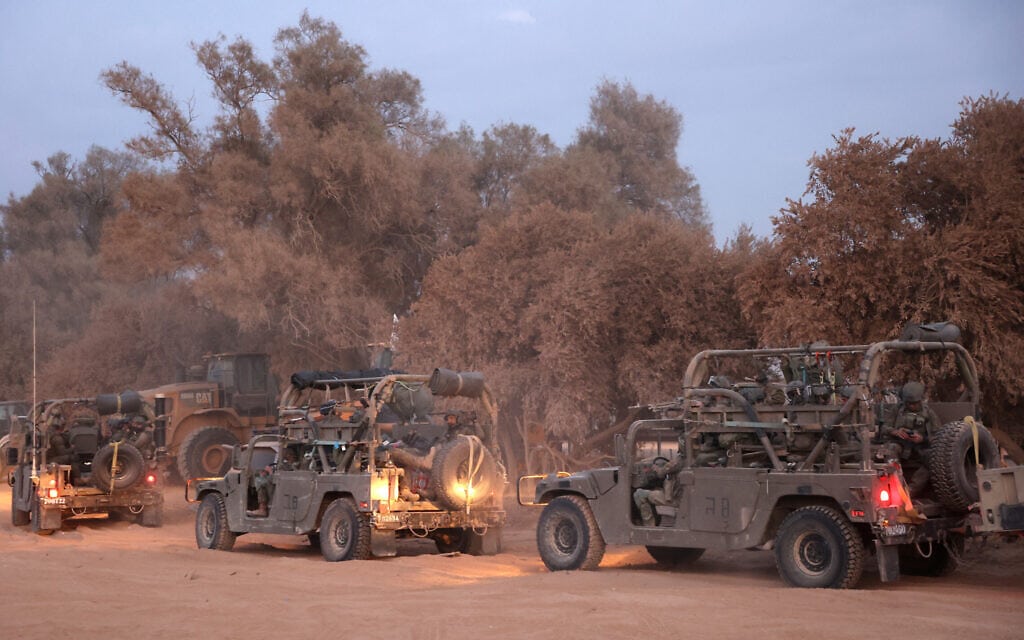 שיירת כלי רב צבאיים שנעה לכיוון רצועת עזה, 12 בנובמבר 2023 (צילום: גיל כהן-מגן/AFP) שיירת כלי רב צבאיים שנעה לכיוון רצועת עזה, 12 בנובמבר 2023 (צילום: גיל כהן-מגן/AFP)