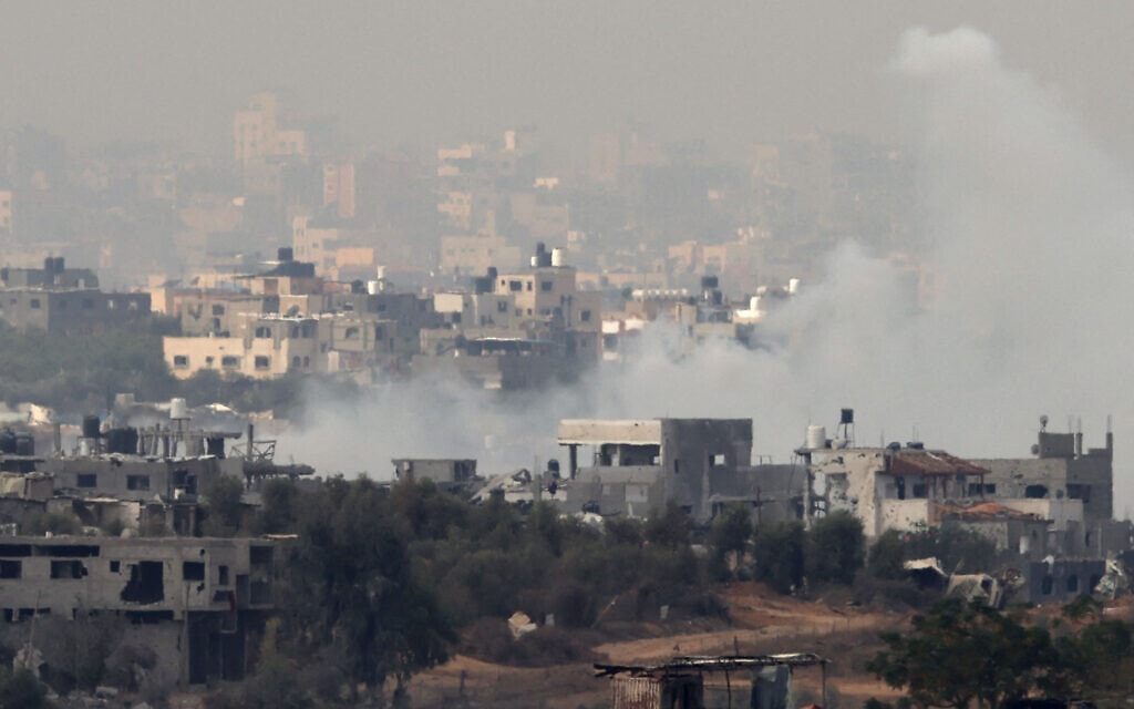 עשן עולה מתקיפות צה"ל ברצועת עזה, 13 בנובמבר 2023 (צילום: Photo by JACK GUEZ / AFP)