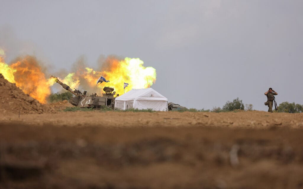 כוח צה&quot;ל יורה אש ארטילריה בסמוך לגבול עם רצועת עזה, 14 בנובמבר 2023 (צילום: GIL COHEN-MAGEN / AFP)