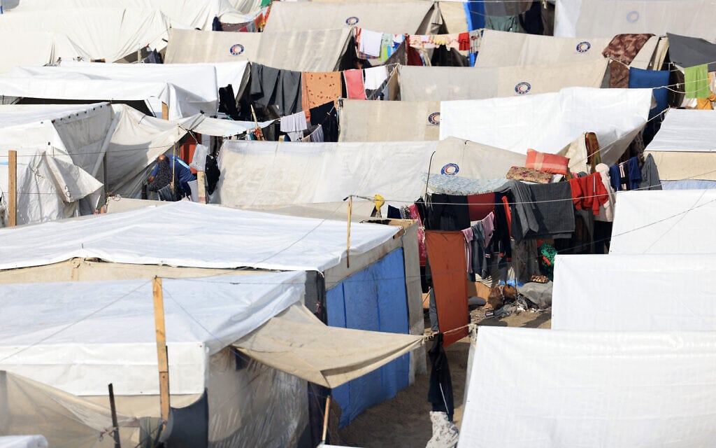 אוהלים בחאן יונס, שבהם מתגוררים פלסטינים שנעקרו מבתיהם בצפון רצועת עזה, 15 בנובמבר 2023 (צילום: MAHMUD HAMS / AFP)