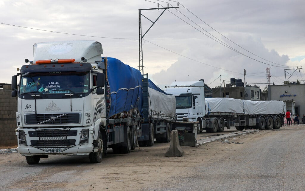 משאיות עם ציוד הומניטרי ודלק נכנסות לרצועת עזה, 15 בנובמבר 2023 (צילום: SAID KHATIB / AFP)
