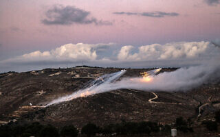 ירי ארטילרי של ישראל לעבר דרום לבנון, 17 בנובמבר 2023 (צילום: Hasan FNEICH / AFP)