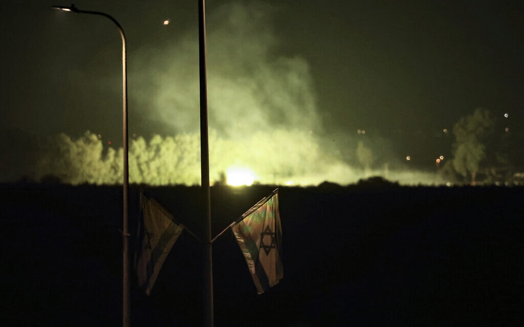 דגל ישראל על רקע עשן מיתמר בגבול לבנון בעקבות חילופי אש בין צה"ל לחזבאללה, 17 בנובמבר 2023 (צילום: Jalaa MAREY / AFP)