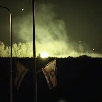 דגל ישראל על רקע עשן מיתמר בגבול לבנון בעקבות חילופי אש בין צה"ל לחזבאללה, 17 בנובמבר 2023
