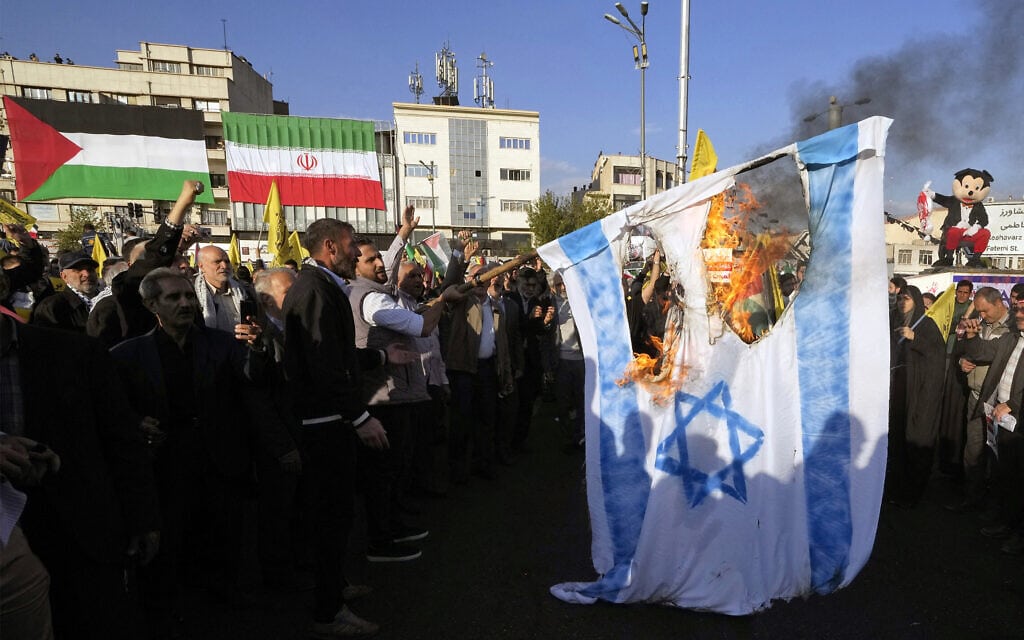 שריפת דגל ישראל בהפגנות בטהרן, איראן, 18 בנובמבר 2023 (צילום: AFP)