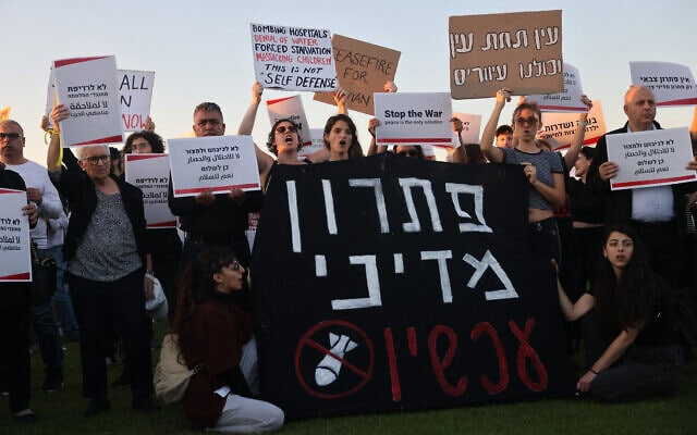 הפגנה למען הפסקת אש ושחרור חטופים בתל אביב, 18 בנובמבר 2023 (צילום: AHMAD GHARABLI / AFP)