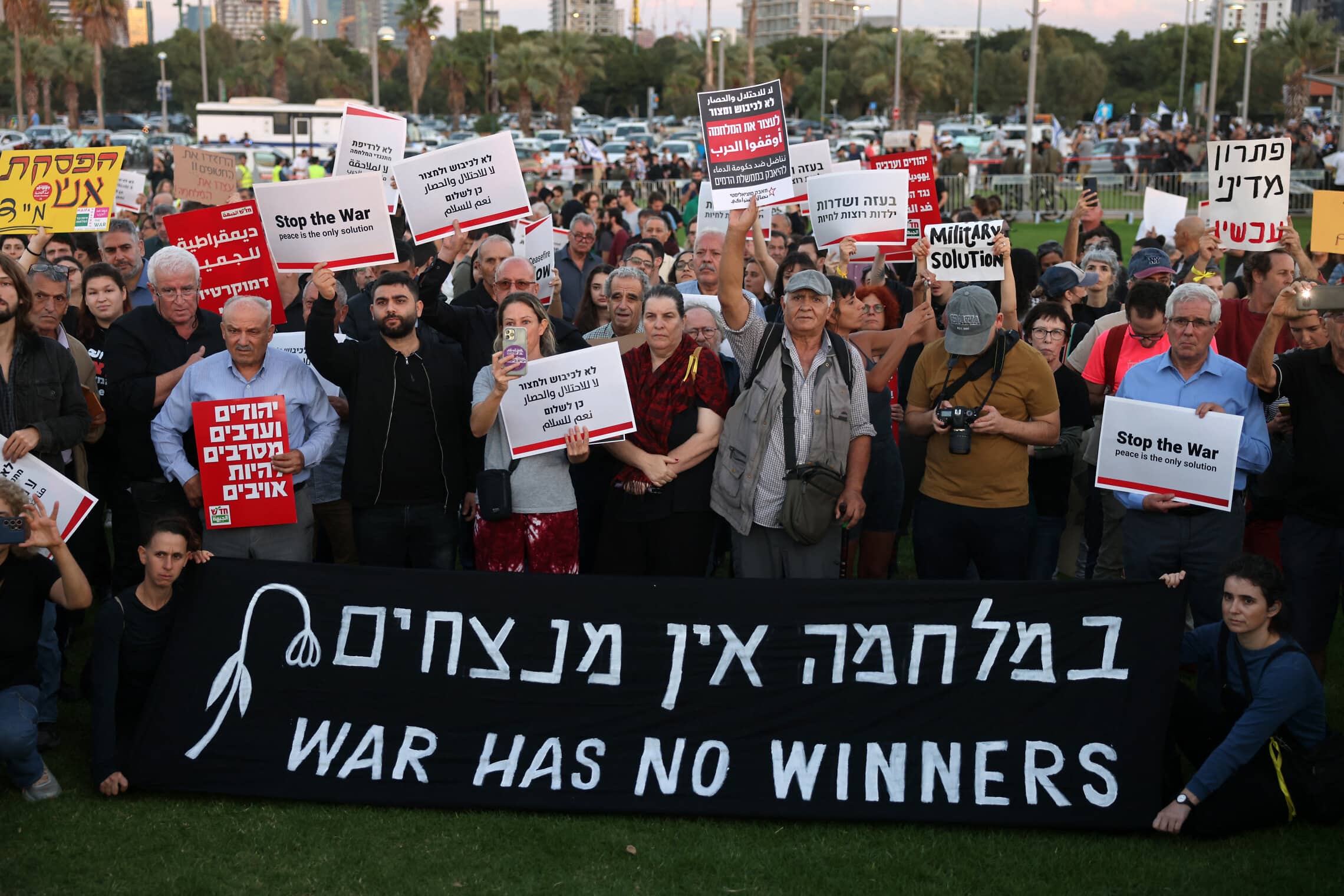 הפגנה למען הפסקת אש ושחרור חטופים בתל אביב, 18 בנובמבר 2023 (צילום: AHMAD GHARABLI / AFP)