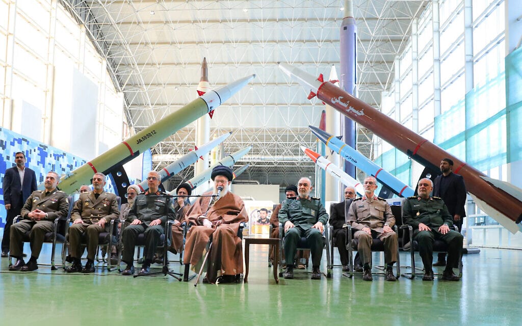האיתוללה עלי ח'מינאי מבקר בתעשייה האווירית בטהרן, 19 בנובמבר 2023 (צילום: khamenei.ir / AFP)