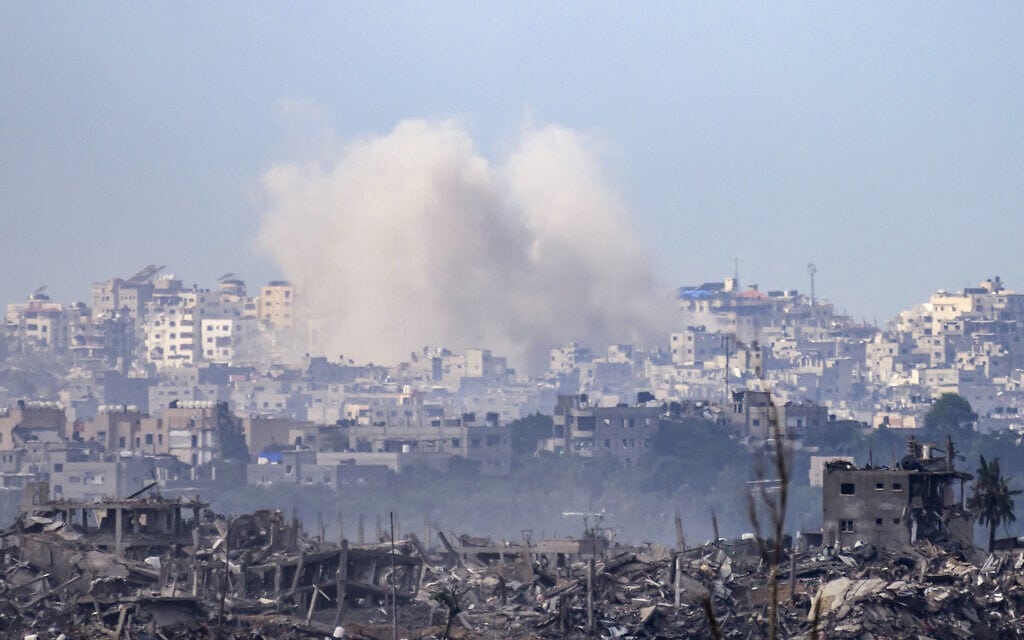 עשן מתמר מרצועת עזה לאחר תקיפות צה"ל, 20 בנובמבר 2023 (צילום: John MACDOUGALL / AFP) עשן מתמר מרצועת עזה לאחר תקיפות צה"ל, 20 בנובמבר 2023 (צילום: John MACDOUGALL / AFP)