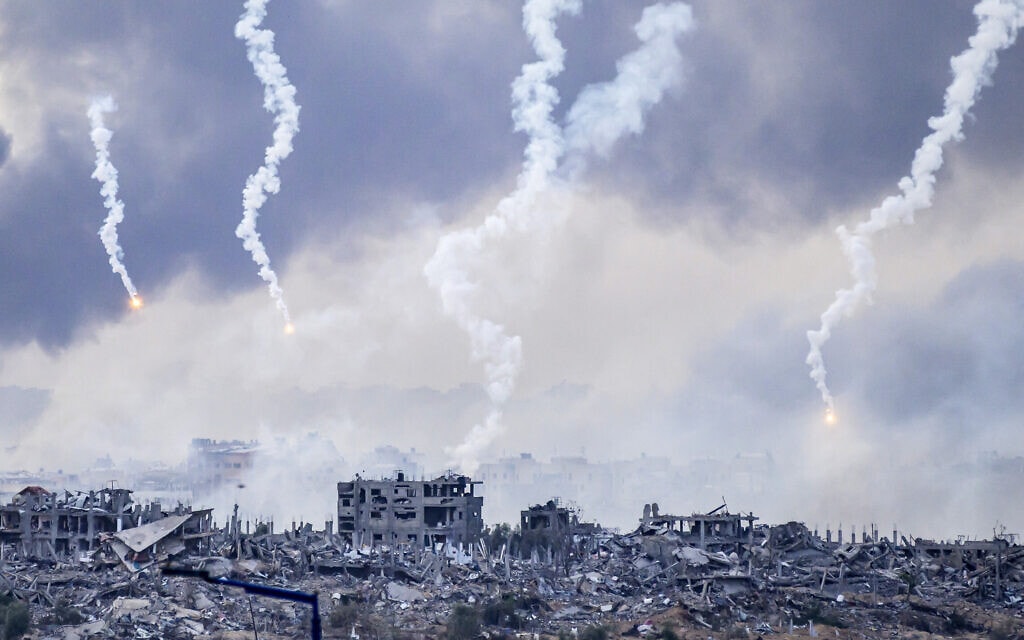 עשן מיתמר לאחר תקיפה ישראלית ברצועת עזה, 23 בנובמבר 2023 (צילום: John MACDOUGALL / AFP)