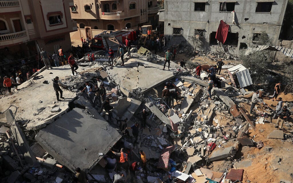 פלסטינים ברפיח, באתר שהופצץ על ידי ישראל, 23 בנובמבר 2023 (צילום: SAID KHATIB / AFP)