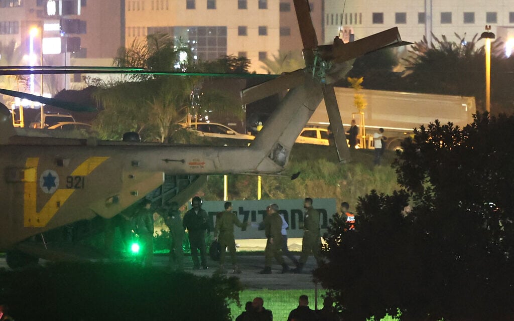 מסוק יסעור שנחת בבית החולים שניידר בת"א עם משוחררי עסקת השבויים, 24 בנובמבר 2023 (צילום: FADEL SENNA / AFP) מסוק יסעור שנחת בבית החולים שניידר בת"א עם משוחררי עסקת השבויים, 24 בנובמבר 2023 (צילום: FADEL SENNA / AFP)