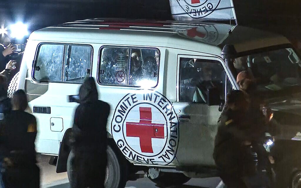 חטופים, שהוחזקו ברצועת עזה, מובאים ברכב של הצלב האדום למעבר רפיח, 25 בנובמבר 2023 (צילום: Belal Al SABBAGH / AFPTV / AFP)
