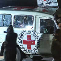 חטופים, שהוחזקו ברצועת עזה, מובאים ברכב של הצלב האדום למעבר רפיח, 25 בנובמבר 2023 (צילום: Belal Al SABBAGH / AFPTV / AFP)