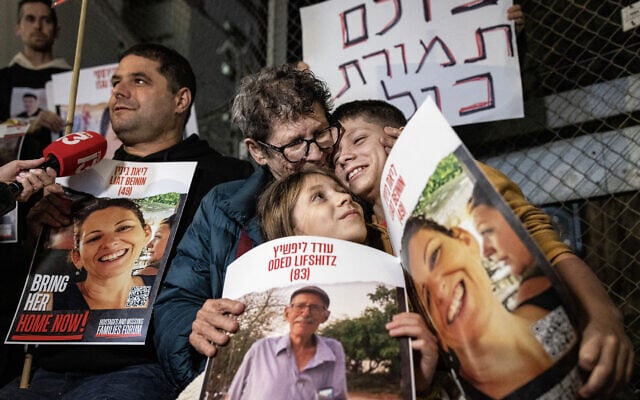 יוכבד ליפשיץ שהייתה בשבי חמאס מפגינה מול הקרייה למען שחרור החטופים, בהם בעלה עודד שנותר בעזה, 28 בנובמבר 2023 (צילום: Oren ZIV / AFP)