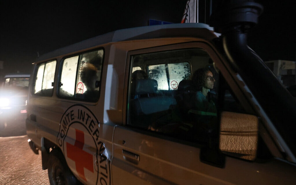ילנה טרופנוב ואמה אירנה טטי במכונית הצלב האדום במעבר רפיח בדרכן למצרים, 29 בנובמבר 2023 (צילום: AFP)