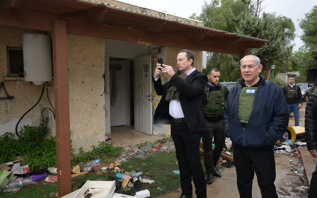 ראש הממשלה בנימין נתניהו מסייר עם אילון מאסק בכפר עזה, 27 בנובמבר 2023 (צילום: עמוס בן גרשום/לע&quot;מ)