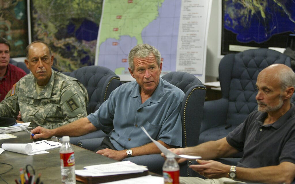  הנשיא ג&#039;ורג&#039; בוש הבן במוקד החירום המבצעי בלואיזיאנה אחרי הוריקן קתרינה, 5 בספטמבר 2005 (צילום: AP Photo/Lawrence Jackson)