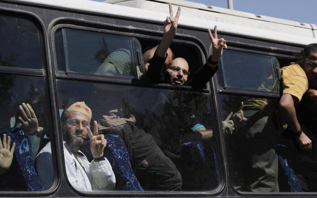 אסירים ביטחוניים ששוחררו במסגרת עסקת שליט באוטובוס המוביל אותם לעזה, 18 באוקטובר 2011 (צילום: AP Photo/Nasser Nasser)