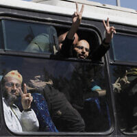 אסירים ביטחוניים ששוחררו במסגרת עסקת שליט באוטובוס המוביל אותם לעזה, 18 באוקטובר 2011