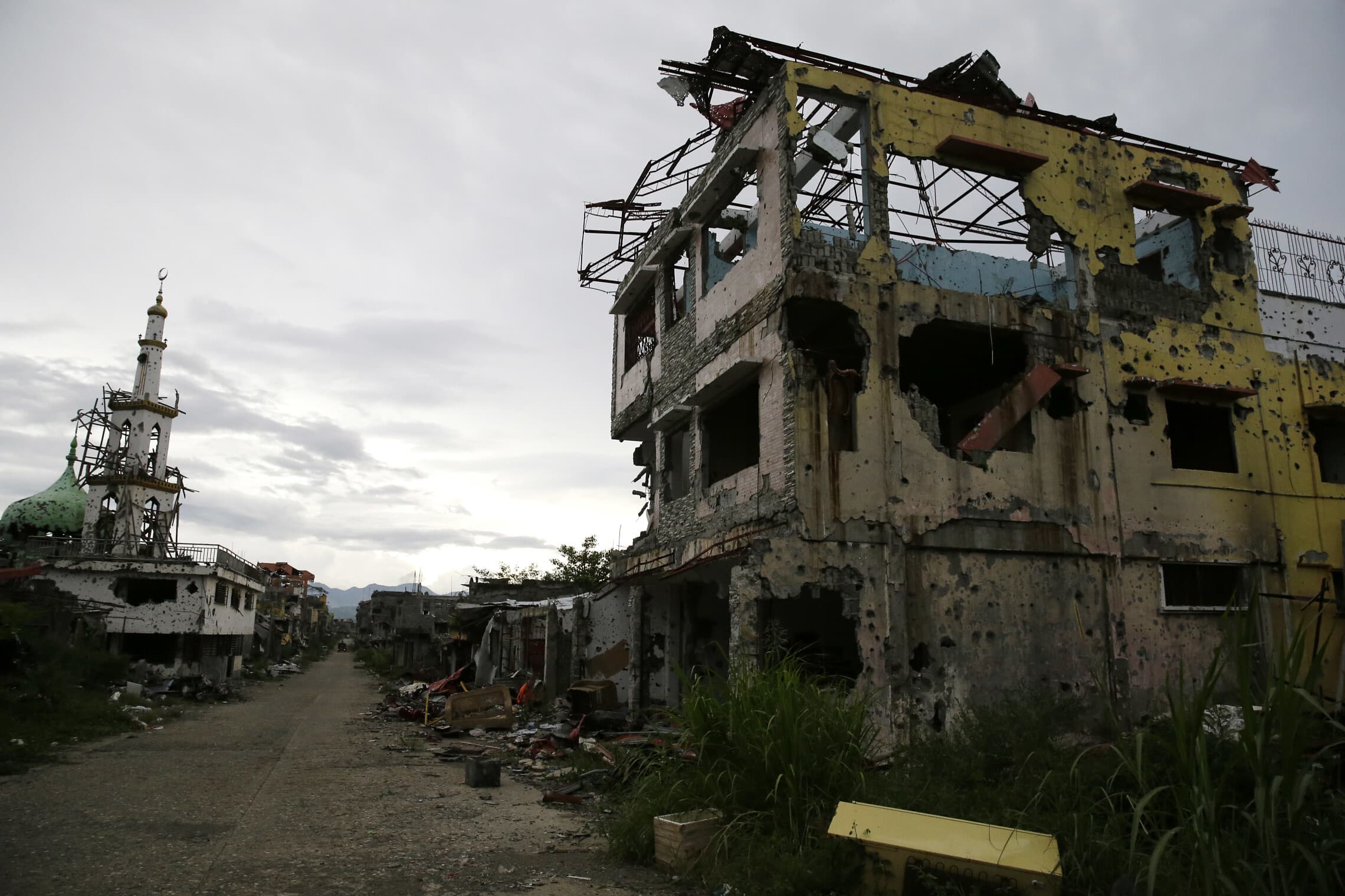 שרידי הקרבות במראווי בפיליפינים אחרי מתקפת הטרוריסטים האסלאמיים (צילום: AP Photo/Aaron Favila)