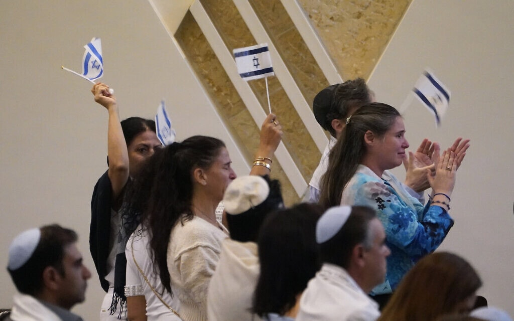 תפילות למען ישראל ב-14 באוקטובר בבית כנסת סיני בלוס אנג'לס (צילום: AP Photo/Damian Dovarganes)