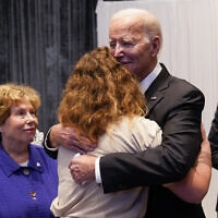 נשיא ארה"ב ג'ו ביידן נפגש עם משפחות החטופים בעת ביקורו בישראל, 18 באוקטובר 2023 (צילום: AP Photo/Evan Vucci)