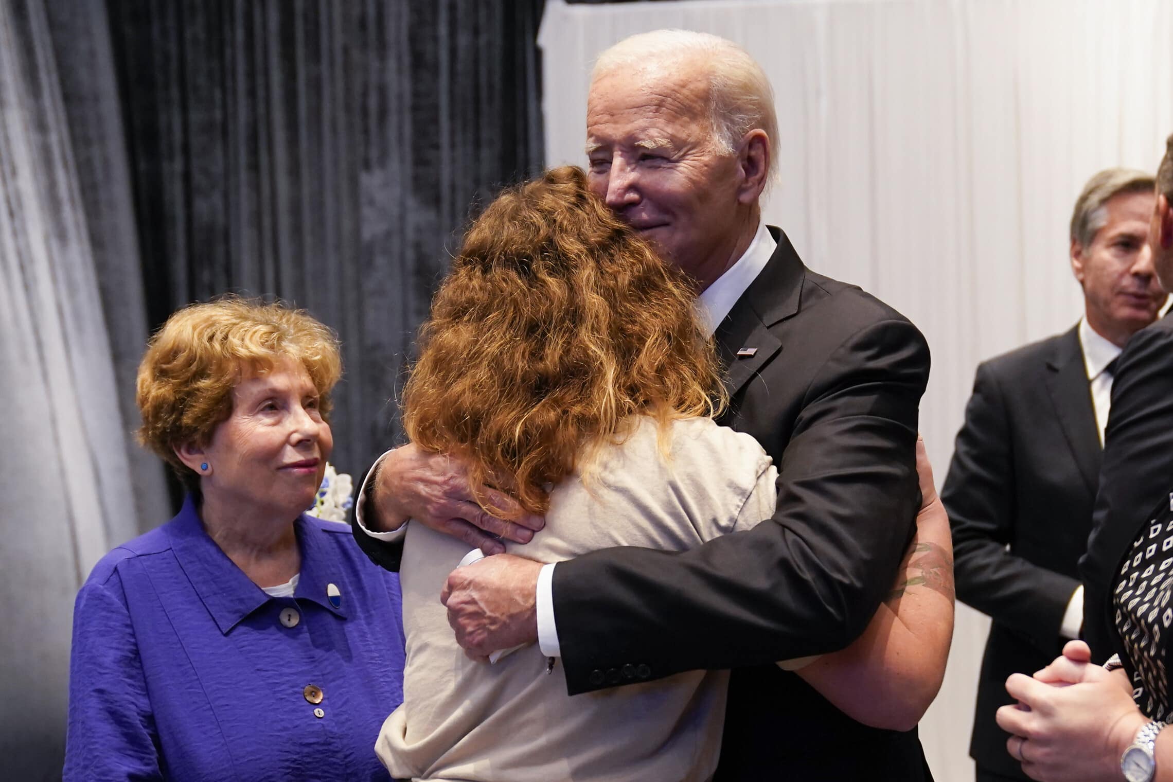 נשיא ארה&quot;ב ג&#039;ו ביידן נפגש עם משפחות החטופים בעת ביקורו בישראל, 18 באוקטובר 2023 (צילום: AP Photo/Evan Vucci)