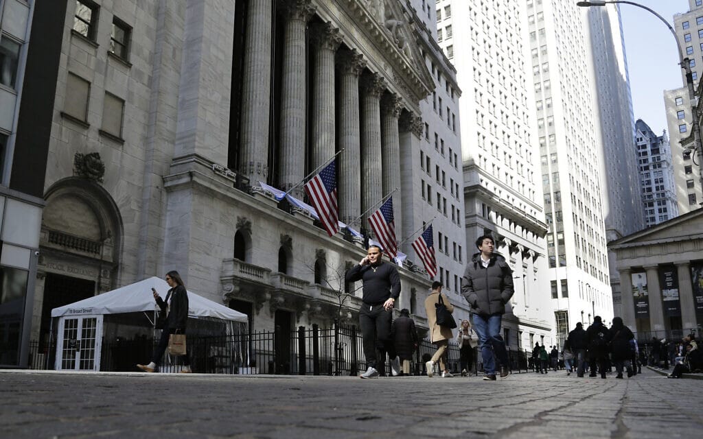 רחוב וול סטריט בניו יורק, המרכז העולמי של השווקים הפיננסיים (צילום: AP Photo/Peter Morgan, File)