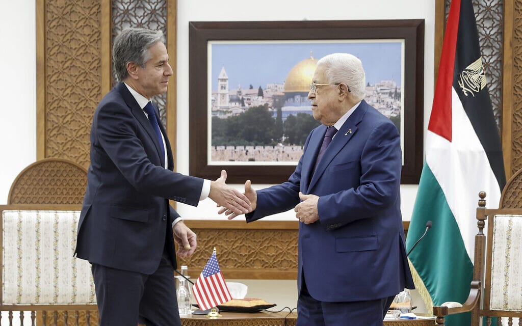 שר החוץ האמריקאי אנתוני בלינקן נפגש עם ראש הרשות הפלסטינית מחמוד עבאס (אבו מאזן) ברמאללה, 5 בנובמבר 2023 (צילום: Jonathan Ernst/Pool photo via AP)
