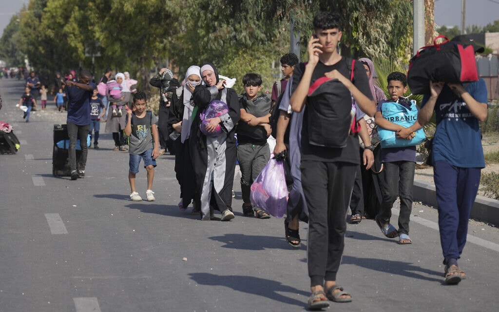 פלסטינים במחנה הפליטים אל-בורייג' נמלטים בדרך סלאח א-דין לדרום רצועת עזה, 5 בנובמבר 2023 (צילום: AP Photo / Hatem Moussa)