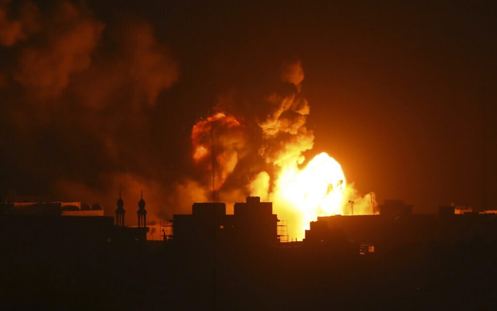 הפצצה ישראלית בעיר עזה, 5 בנובמבר 2023 (צילום: AP Photo / Abed Khaled)