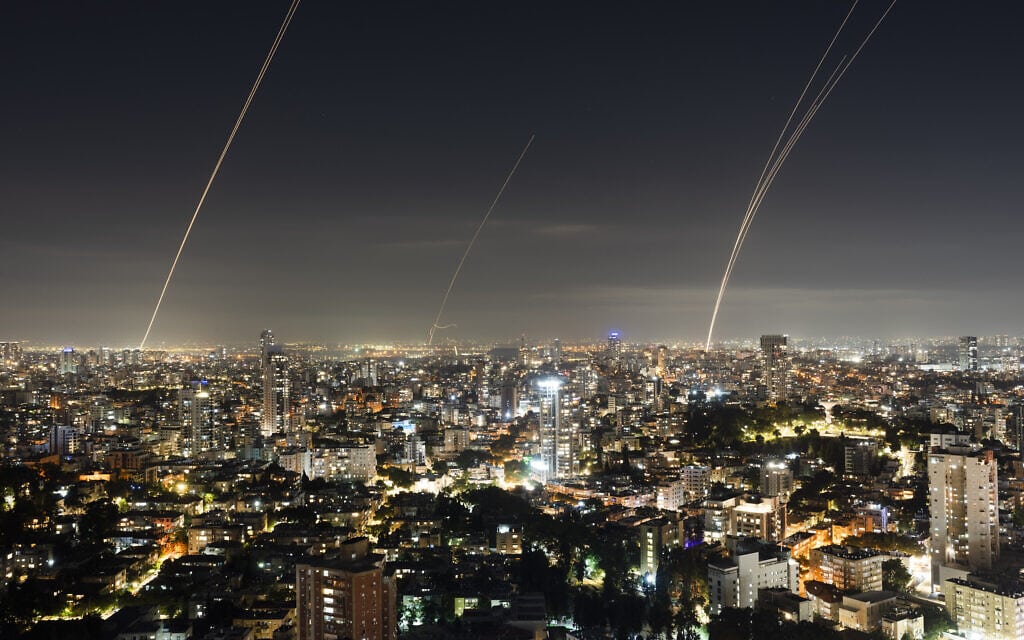 טילים ששוגרו ממערכת כיפת ברזל במטרה ליירט רקטות שנורו מרצועת עזה, במרכז הארץ, 5 בנובמבר 2023 (צילום: AP Photo / Oded Balilty)
